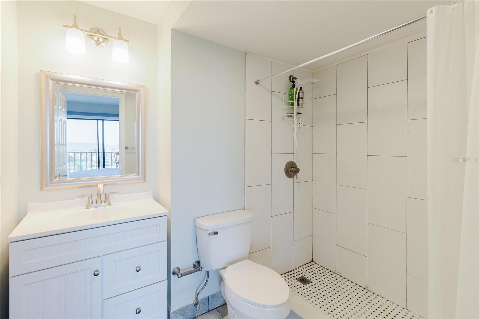 Image 33 of 77 For 51 Island Way 801