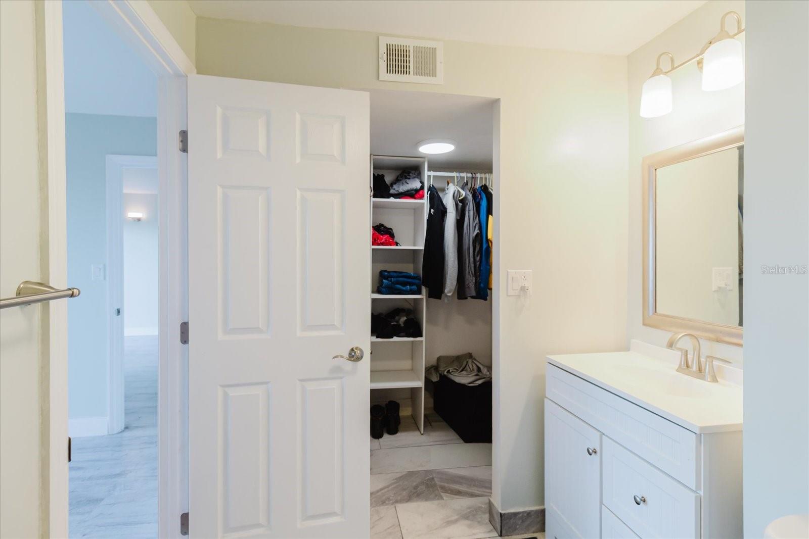 Image 34 of 77 For 51 Island Way 801