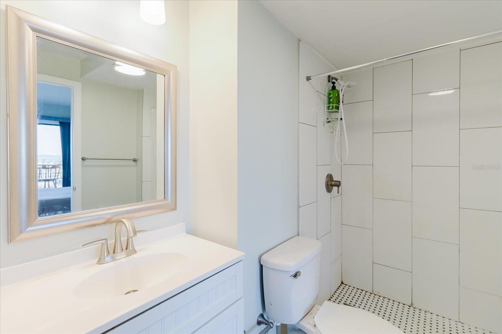 Image 35 of 77 For 51 Island Way 801