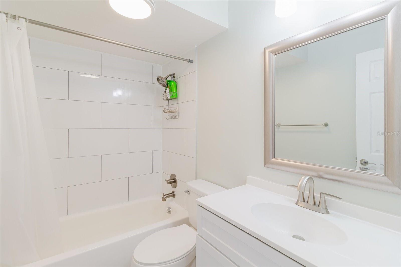 Image 38 of 77 For 51 Island Way 801