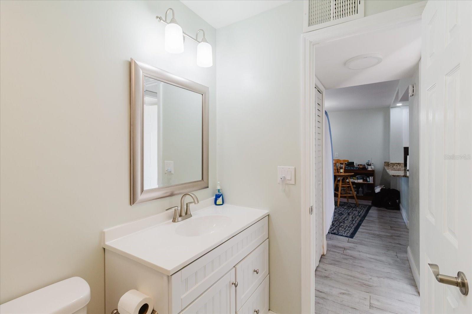 Image 39 of 77 For 51 Island Way 801