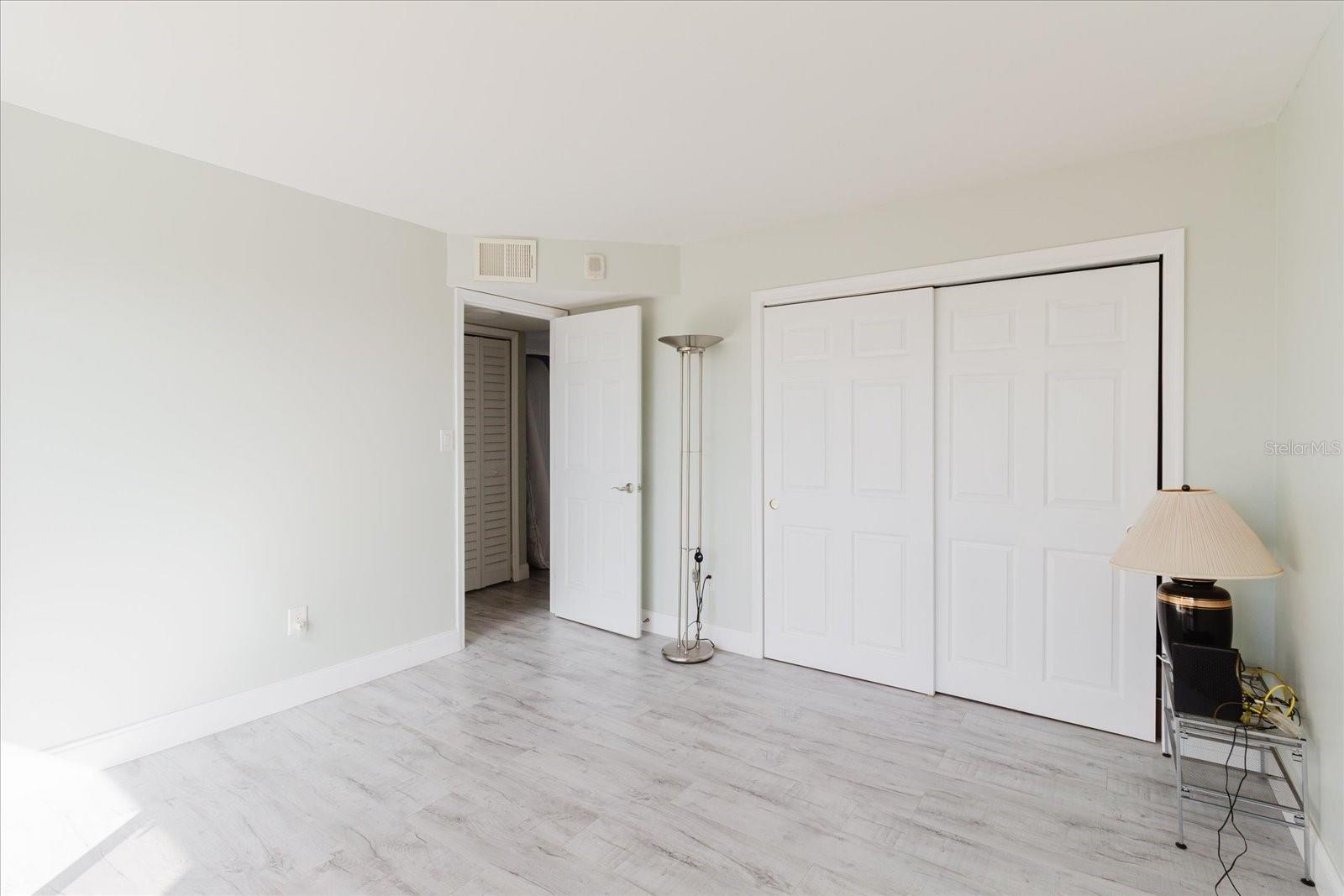 Image 40 of 77 For 51 Island Way 801