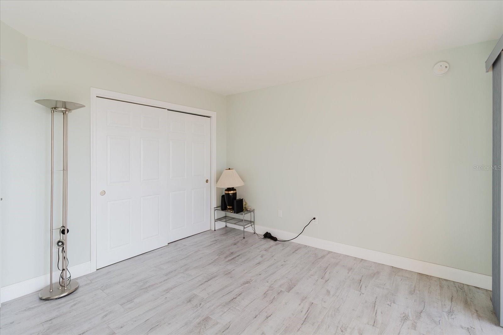 Image 41 of 77 For 51 Island Way 801