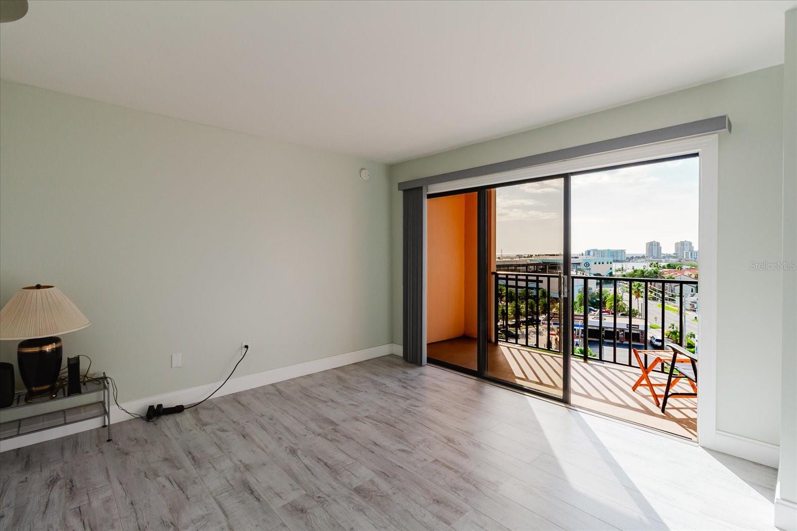 Image 42 of 77 For 51 Island Way 801