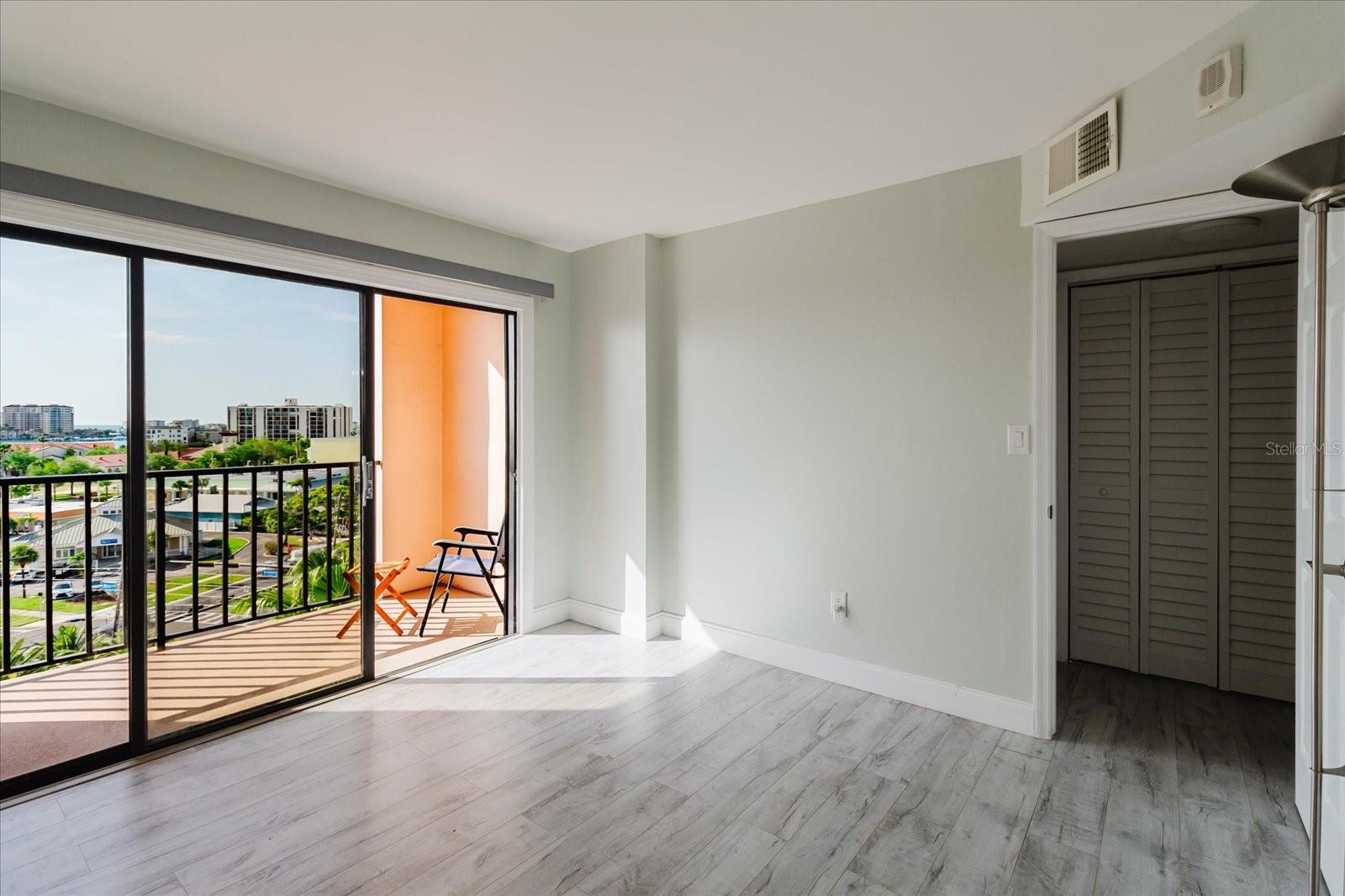 Image 43 of 77 For 51 Island Way 801