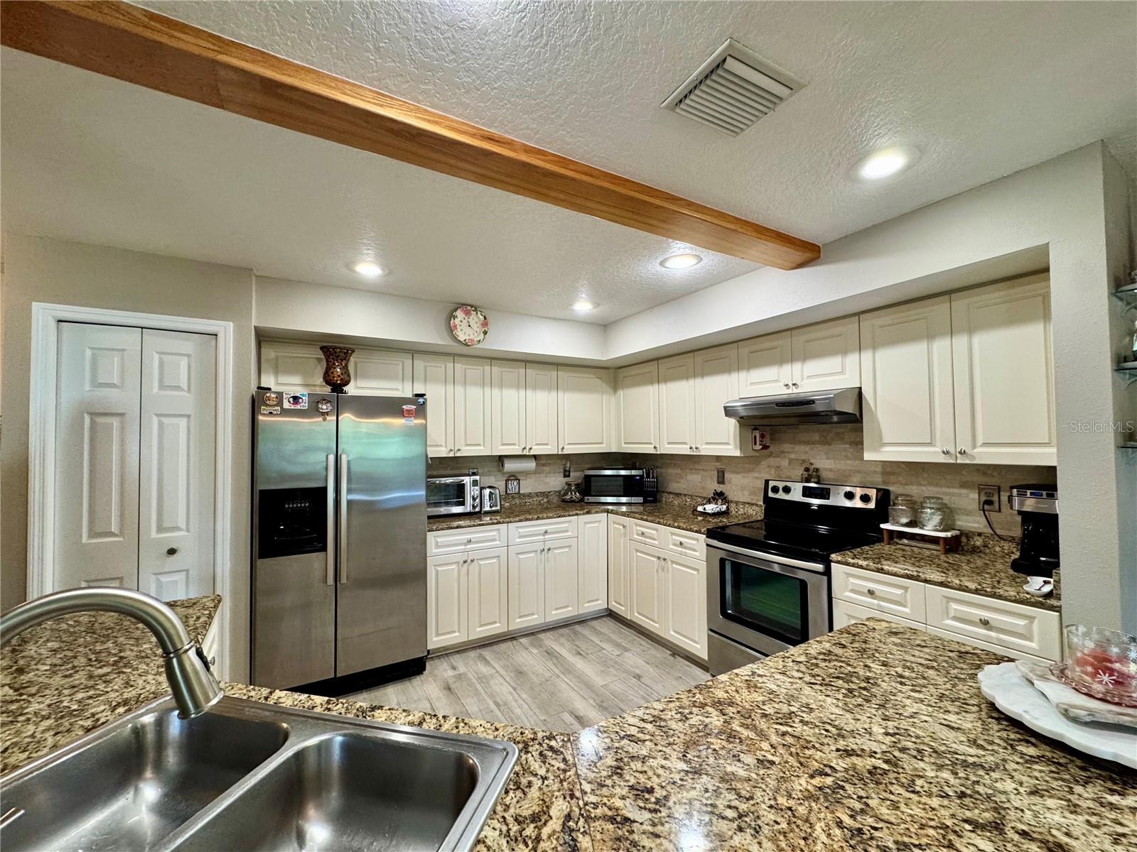 Image 12 of 31 For 1116 Sunset Point Road 202