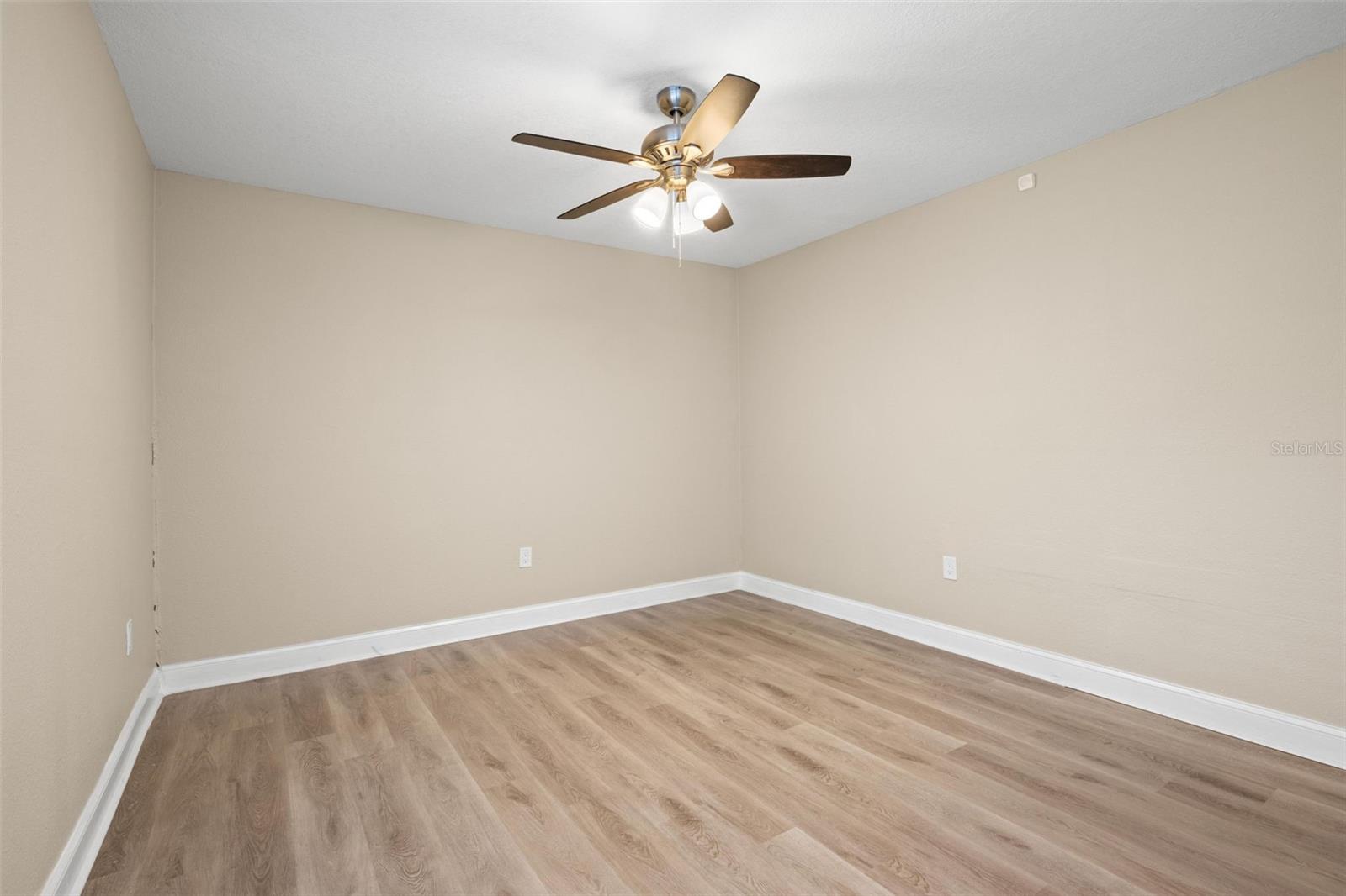 Image 13 of 25 For 611 Pinewood Drive