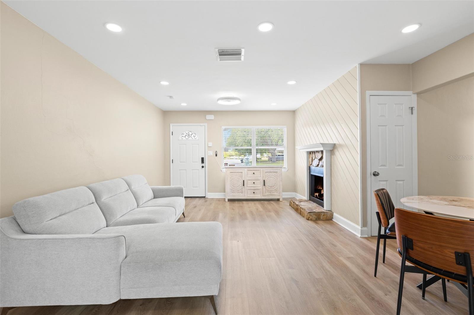 Image 6 of 25 For 611 Pinewood Drive