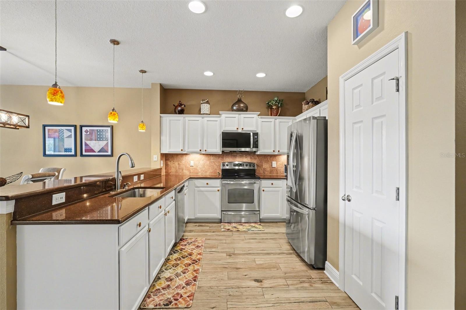 Listing photo id 11 for 2134 Barracuda Court