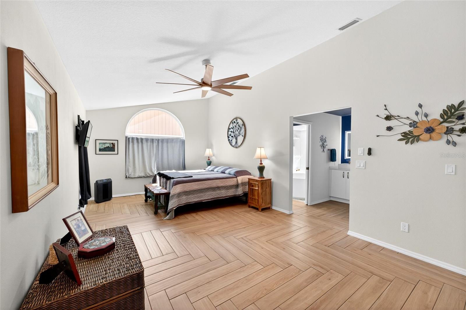 Image 17 of 64 For 14067 Joel Court