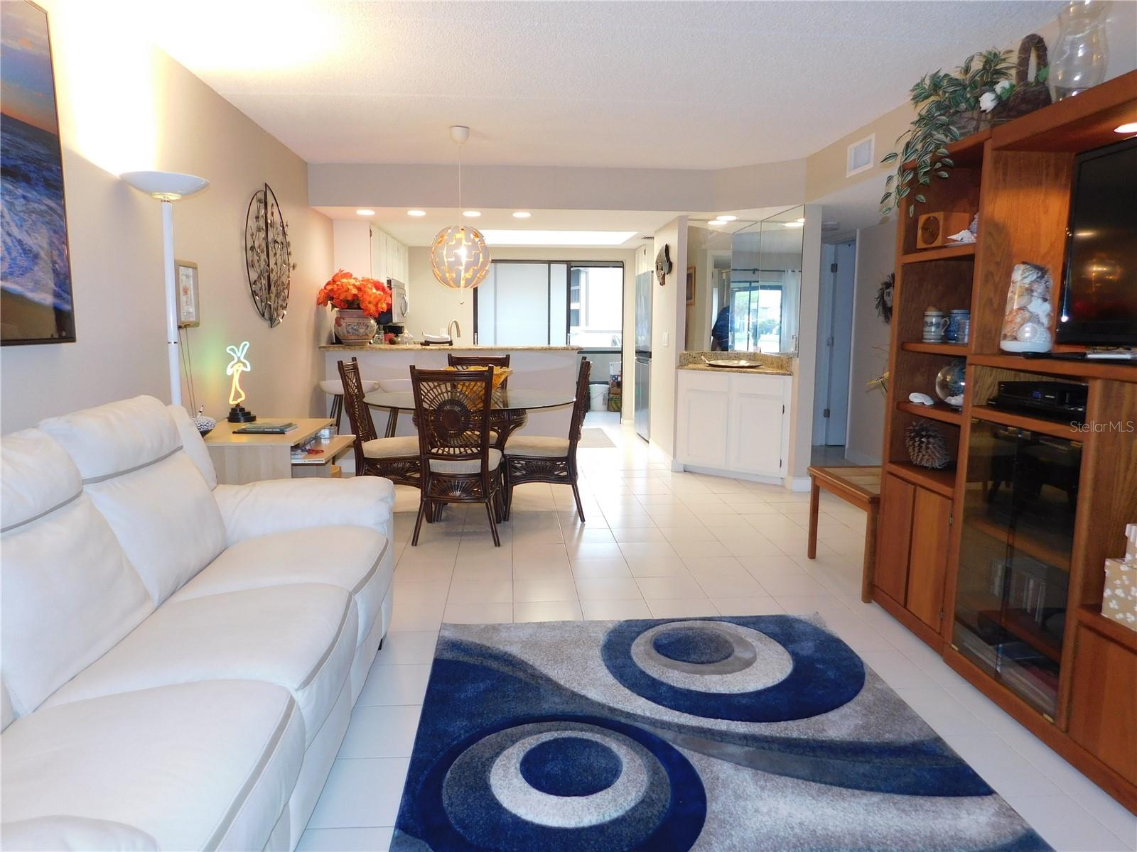 Image 14 of 32 For 207 Woodlake Wynde  207