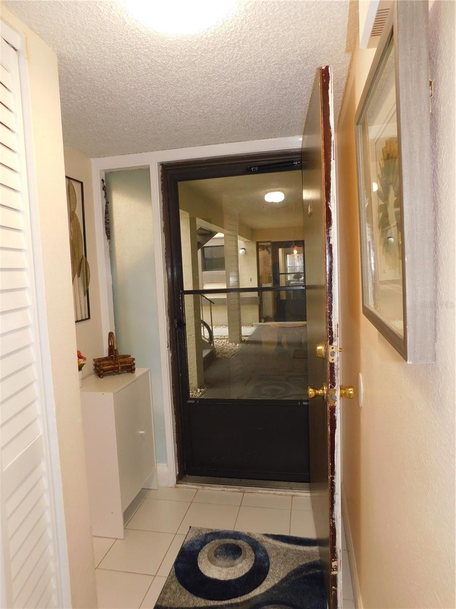 Image 28 of 32 For 207 Woodlake Wynde  207