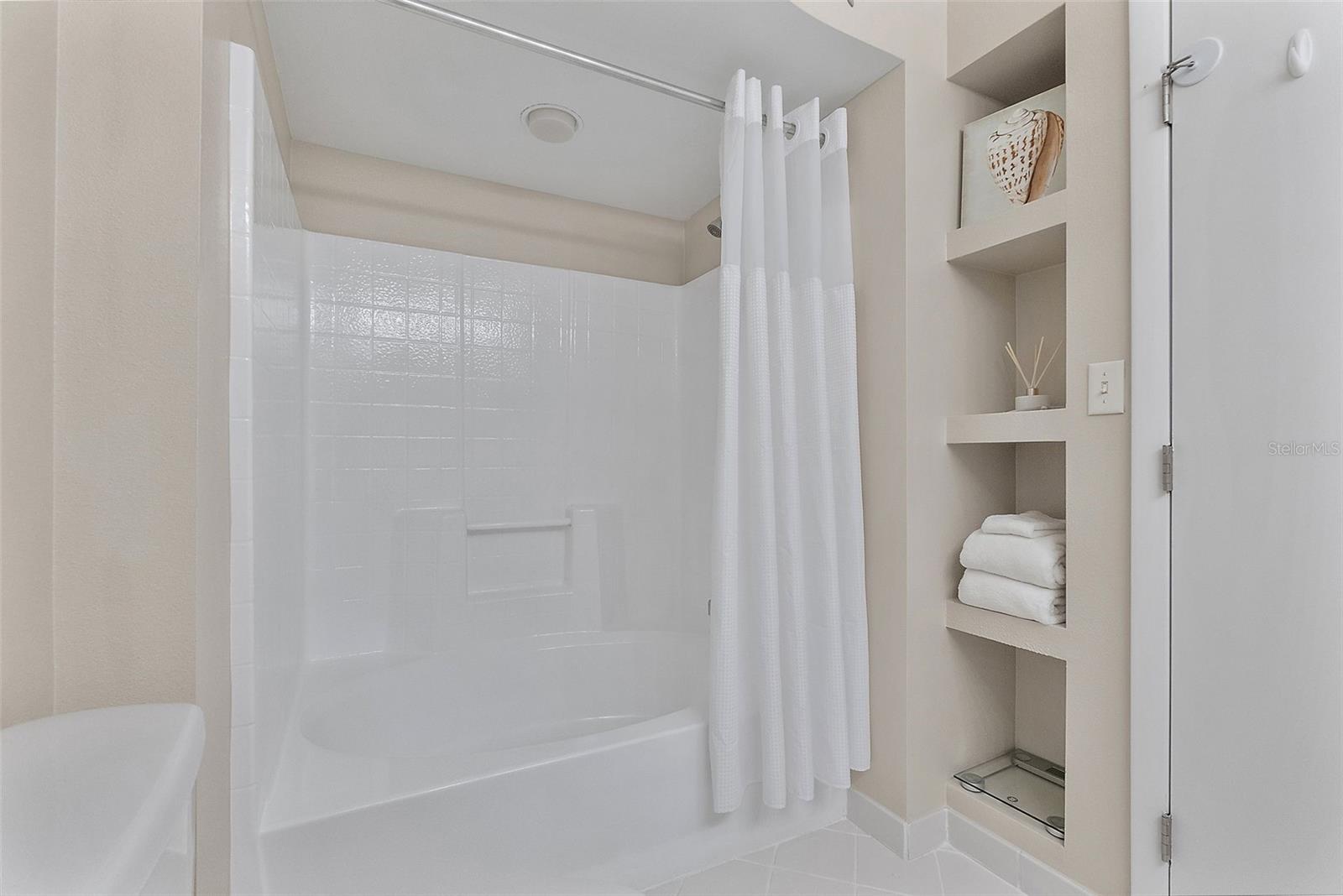 Image 19 of 28 For 6085 Bahia Del Mar Circle 272