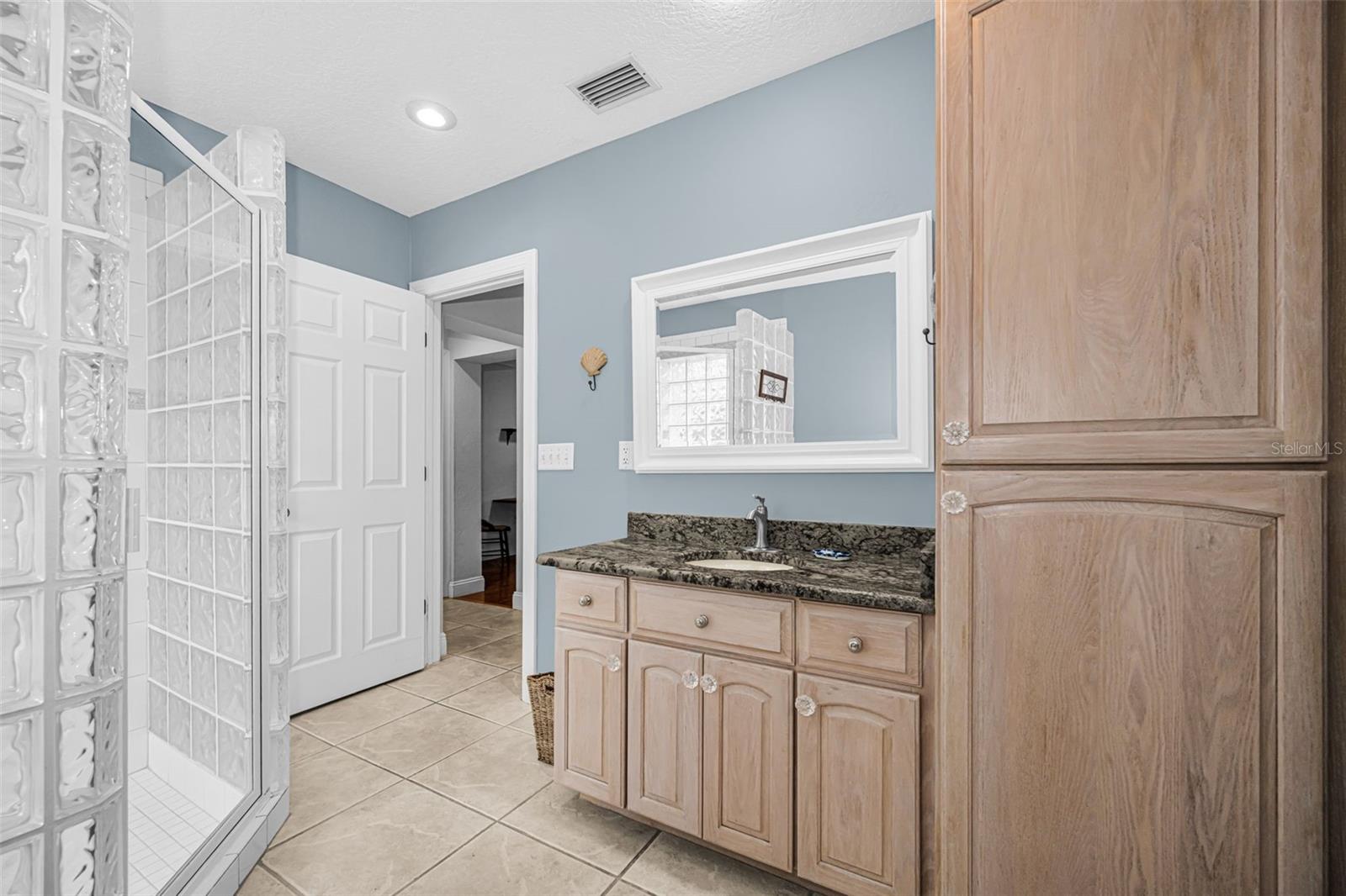 Image 22 of 70 For 253 Park Circle S