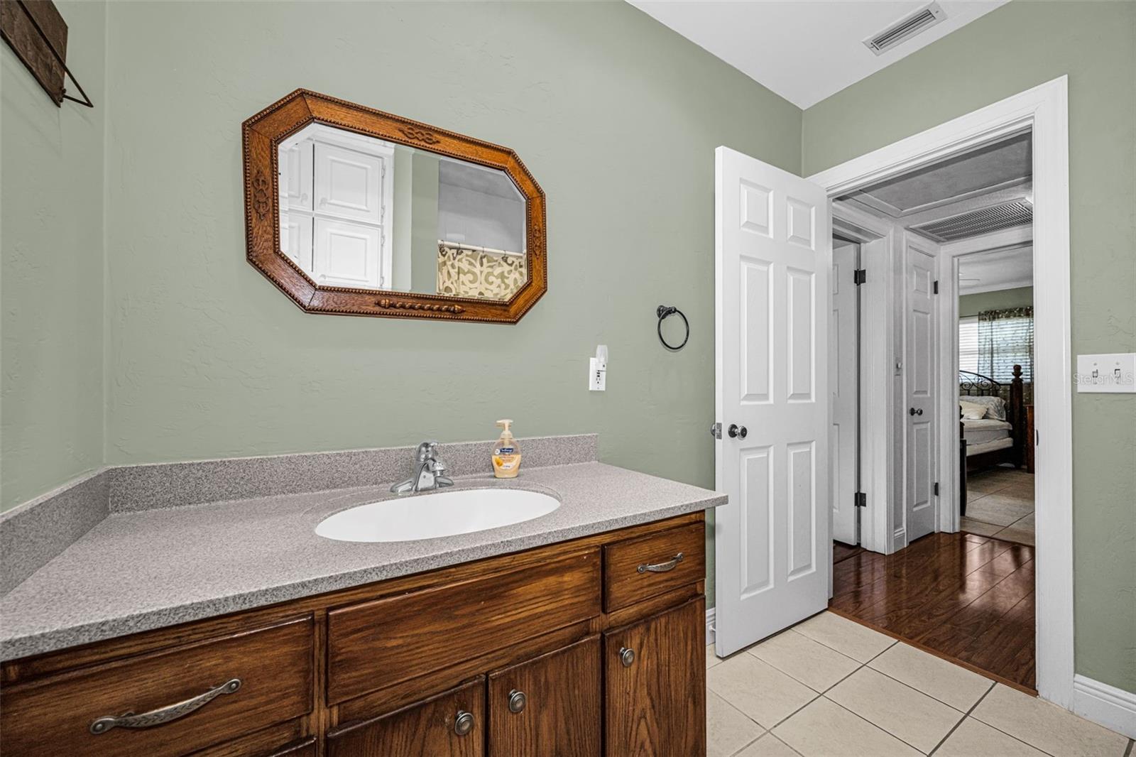 Image 26 of 70 For 253 Park Circle S