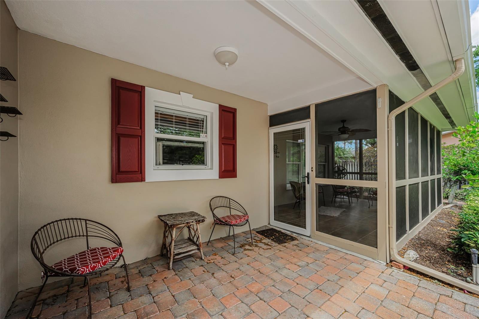 Image 4 of 70 For 253 Park Circle S