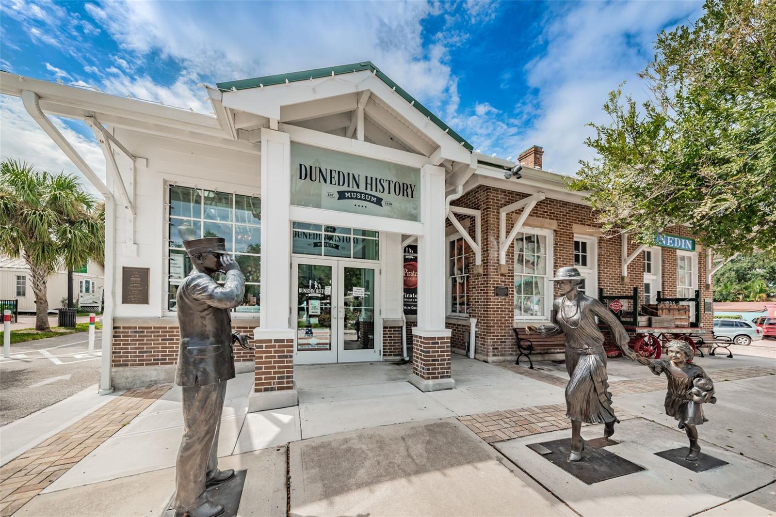 Image 42 of 70 For 253 Park Circle S