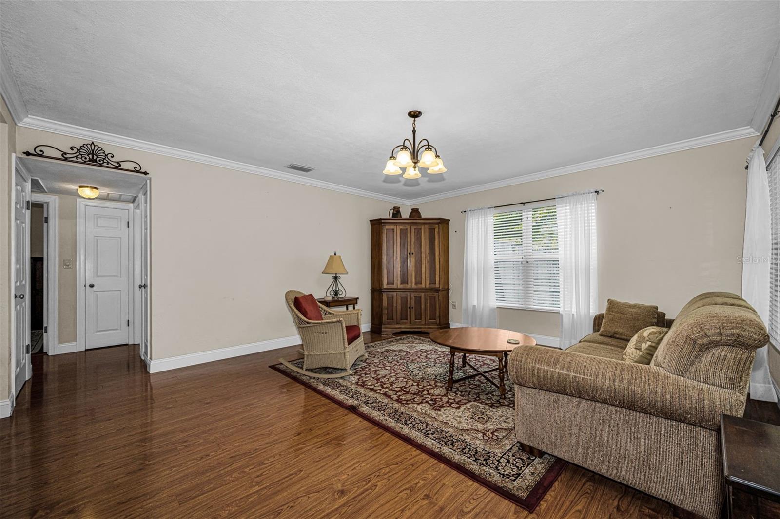 Image 6 of 70 For 253 Park Circle S