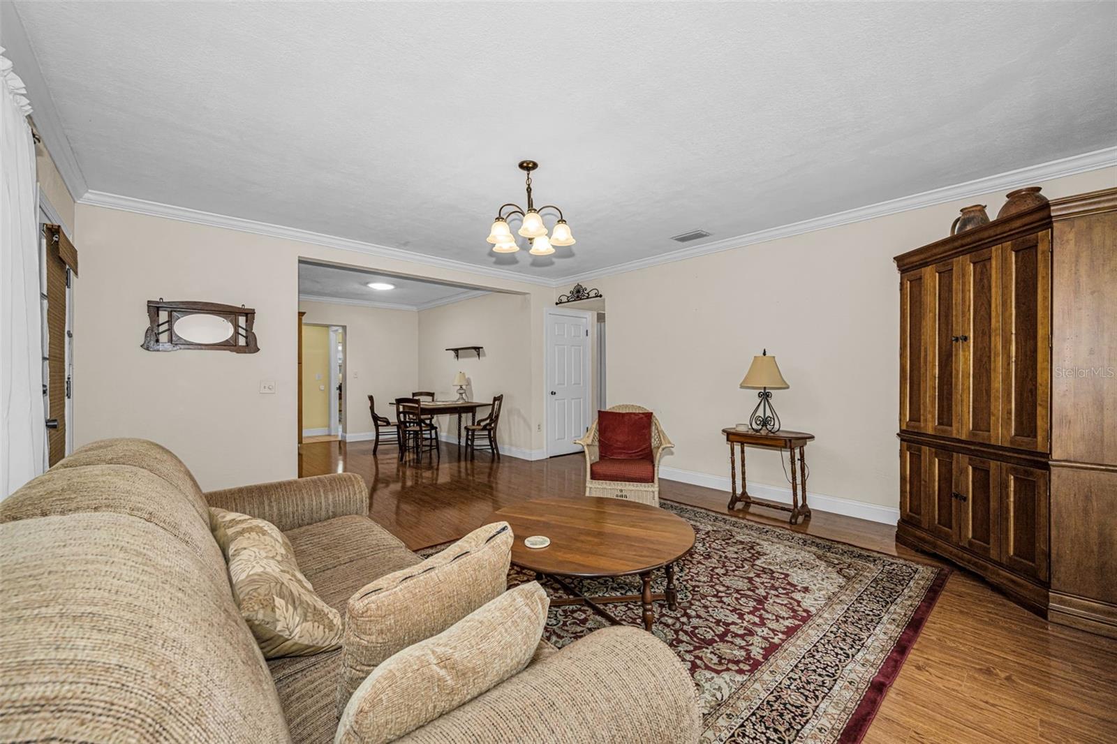 Image 7 of 70 For 253 Park Circle S