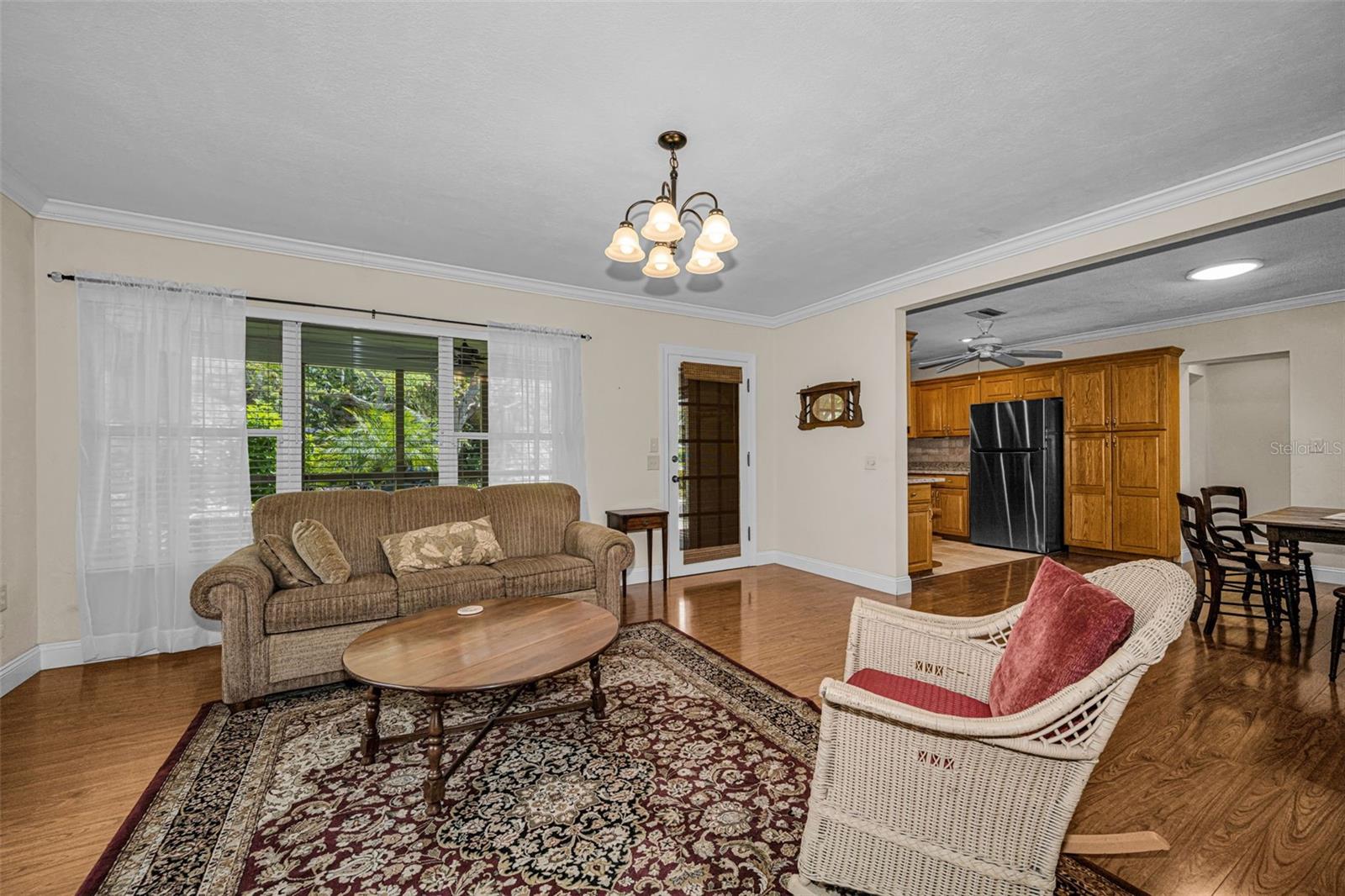 Image 8 of 70 For 253 Park Circle S