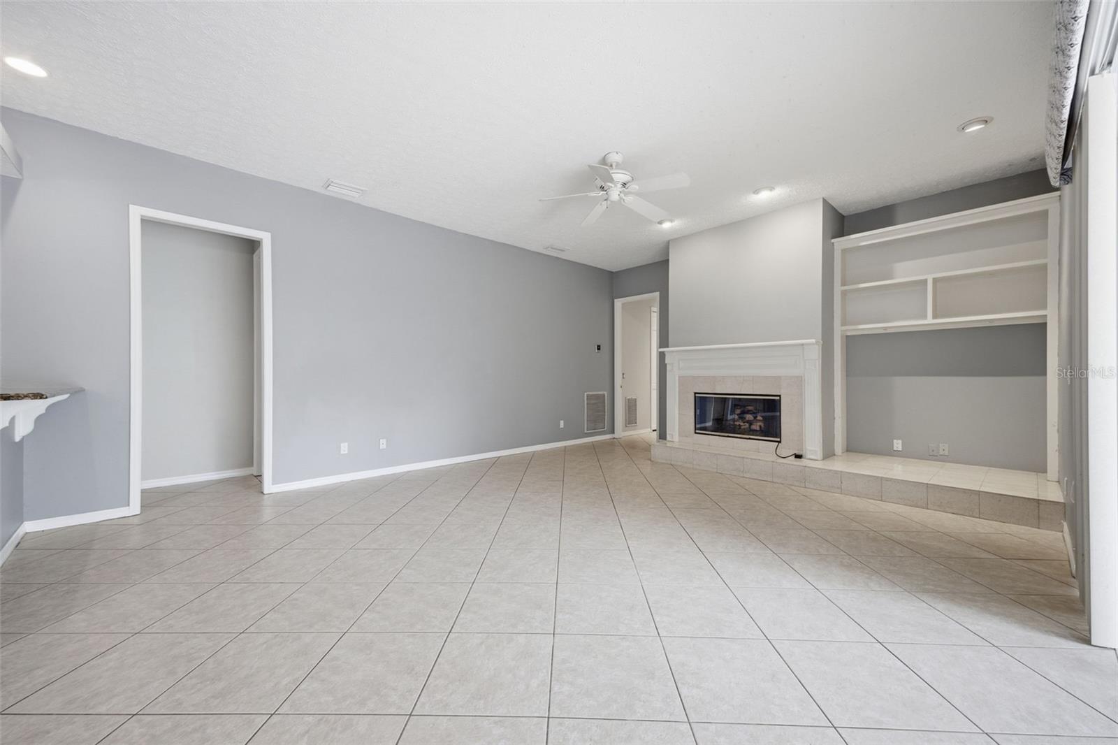 Image 11 of 53 For 18629 Avenue Capri