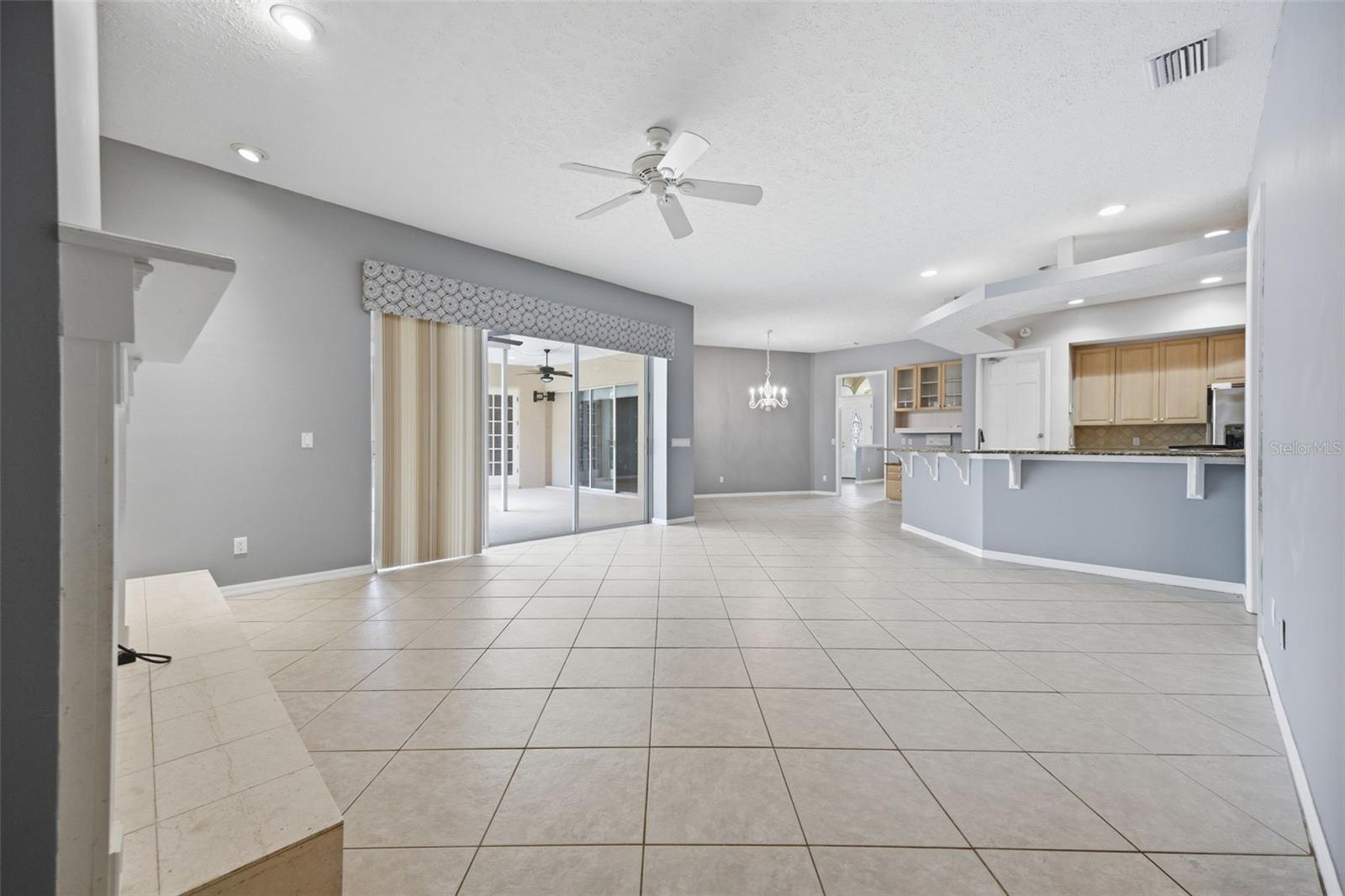 Image 13 of 53 For 18629 Avenue Capri