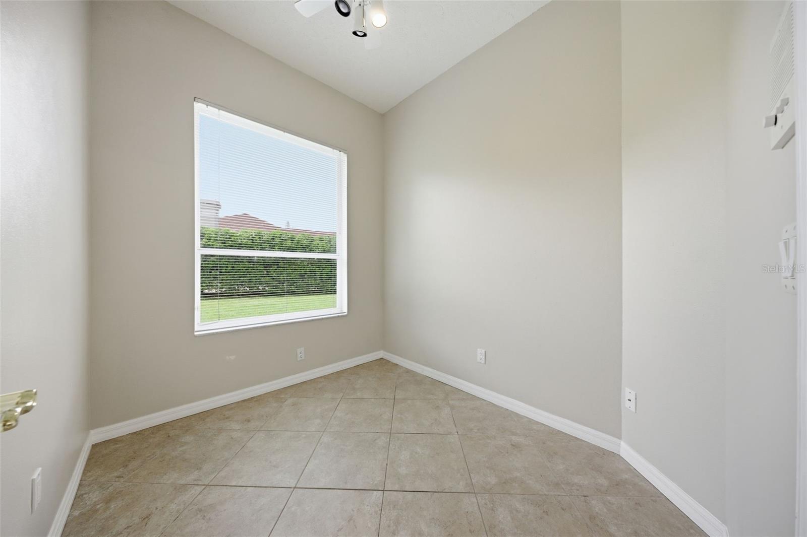 Image 29 of 53 For 18629 Avenue Capri