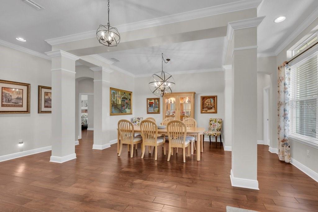 Listing photo id 5 for 1221 Cadence Court