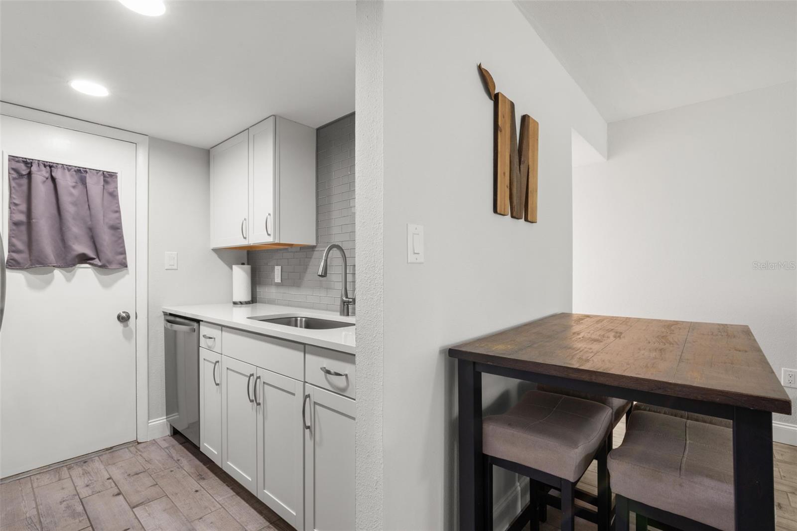 Image 10 of 30 For 1147 King Arthur Court 204