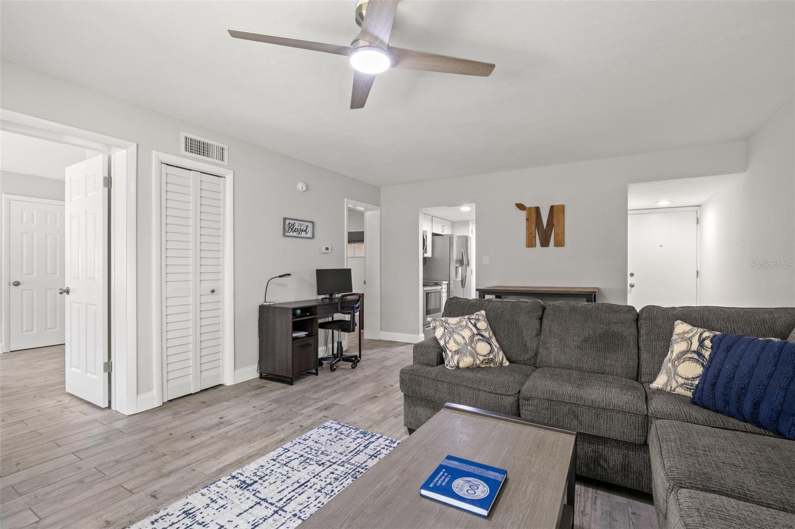 Image 6 of 30 For 1147 King Arthur Court 204