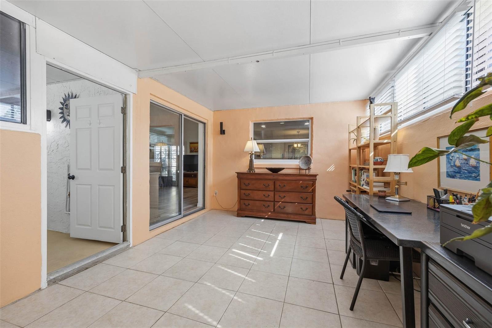 Image 16 of 40 For 1597 Amberlea Dr S  1597