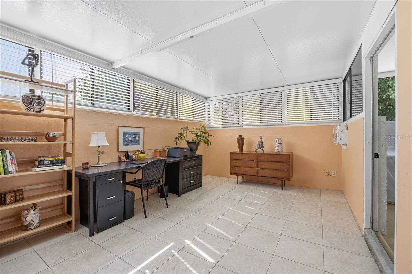 Image 17 of 40 For 1597 Amberlea Dr S  1597