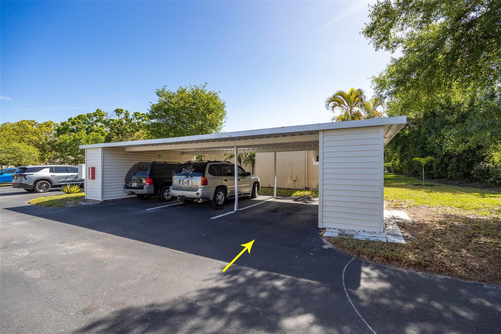 Image 22 of 40 For 1597 Amberlea Dr S  1597