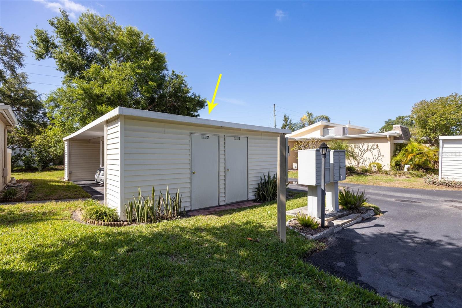 Image 23 of 40 For 1597 Amberlea Dr S  1597