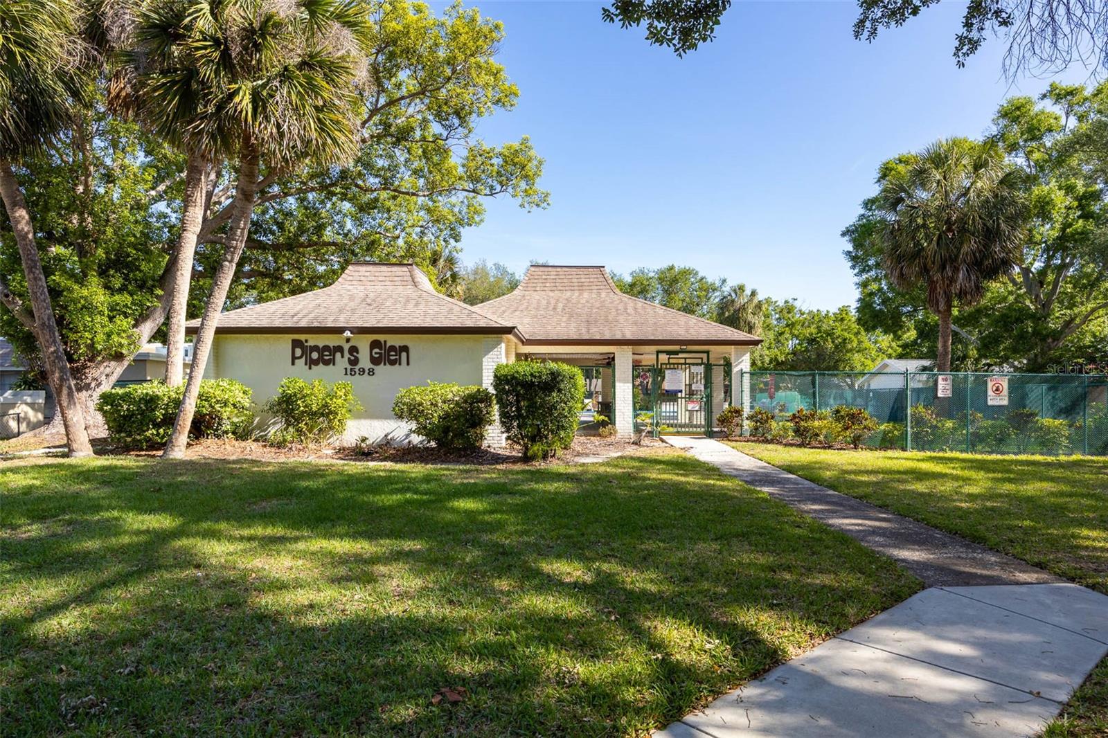 Image 24 of 40 For 1597 Amberlea Dr S  1597