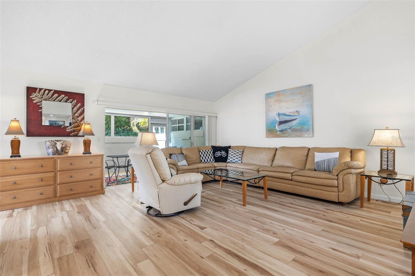 Image 4 of 40 For 1597 Amberlea Dr S  1597