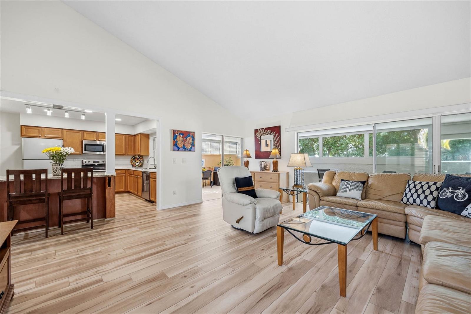 Image 6 of 40 For 1597 Amberlea Dr S  1597