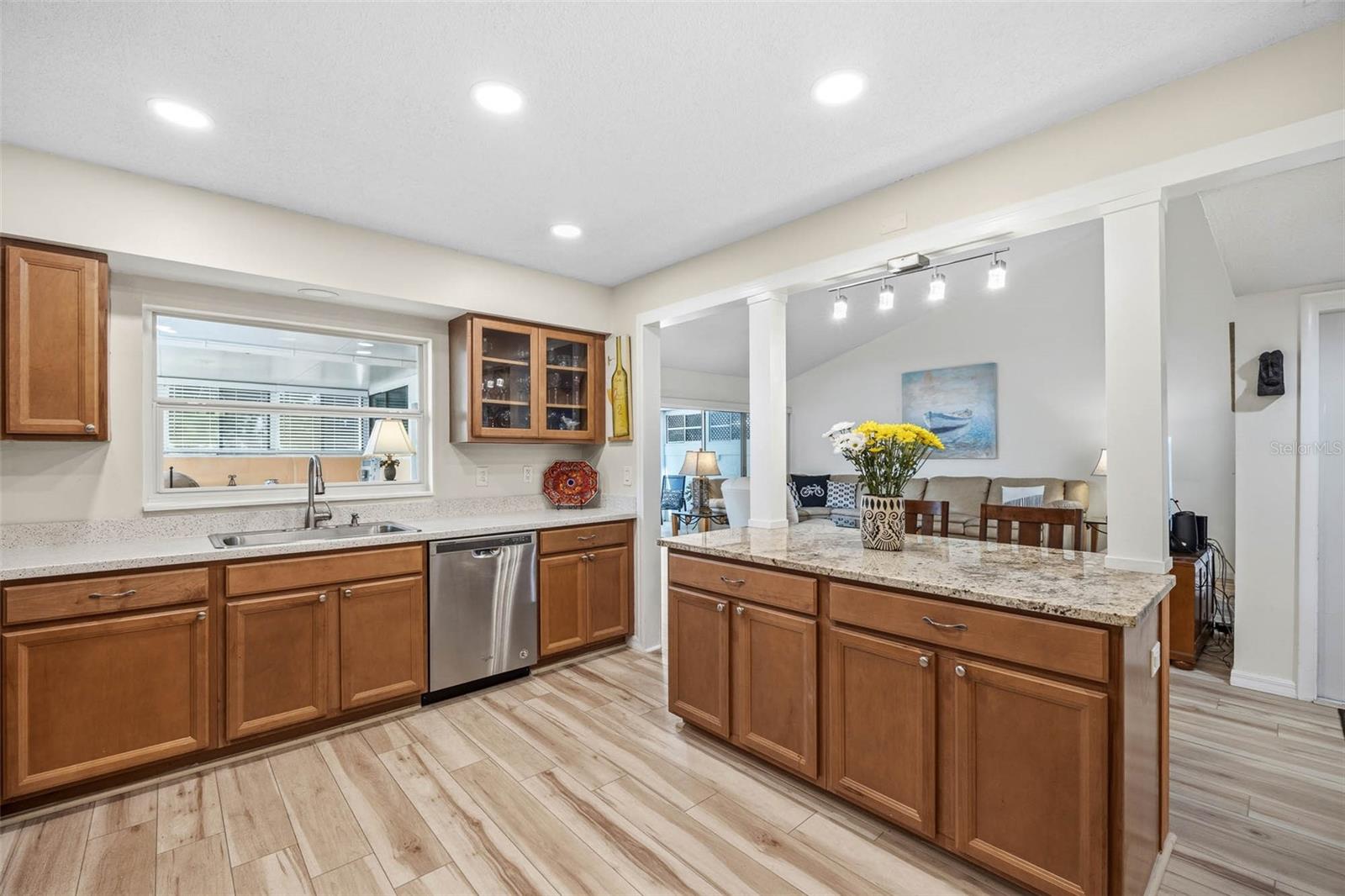 Image 7 of 40 For 1597 Amberlea Dr S  1597