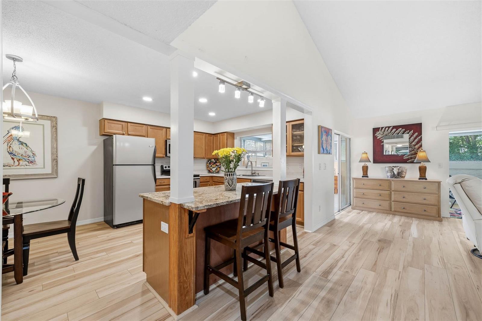 Image 8 of 40 For 1597 Amberlea Dr S  1597