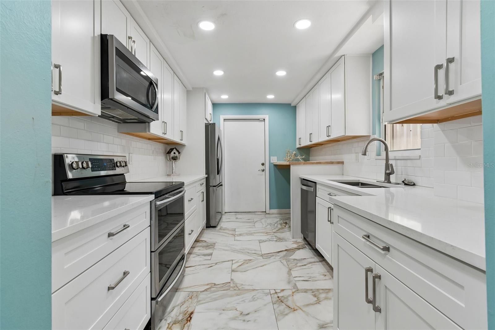 Image 10 of 38 For 105 Manhattan Avenue