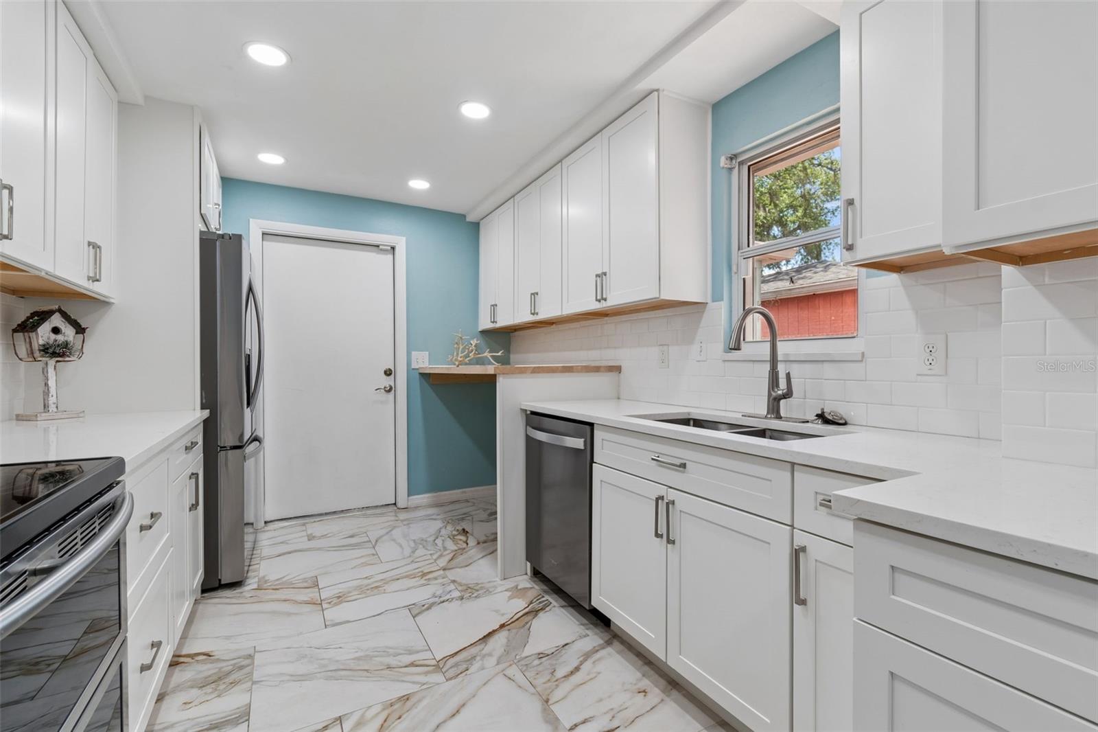 Image 11 of 38 For 105 Manhattan Avenue