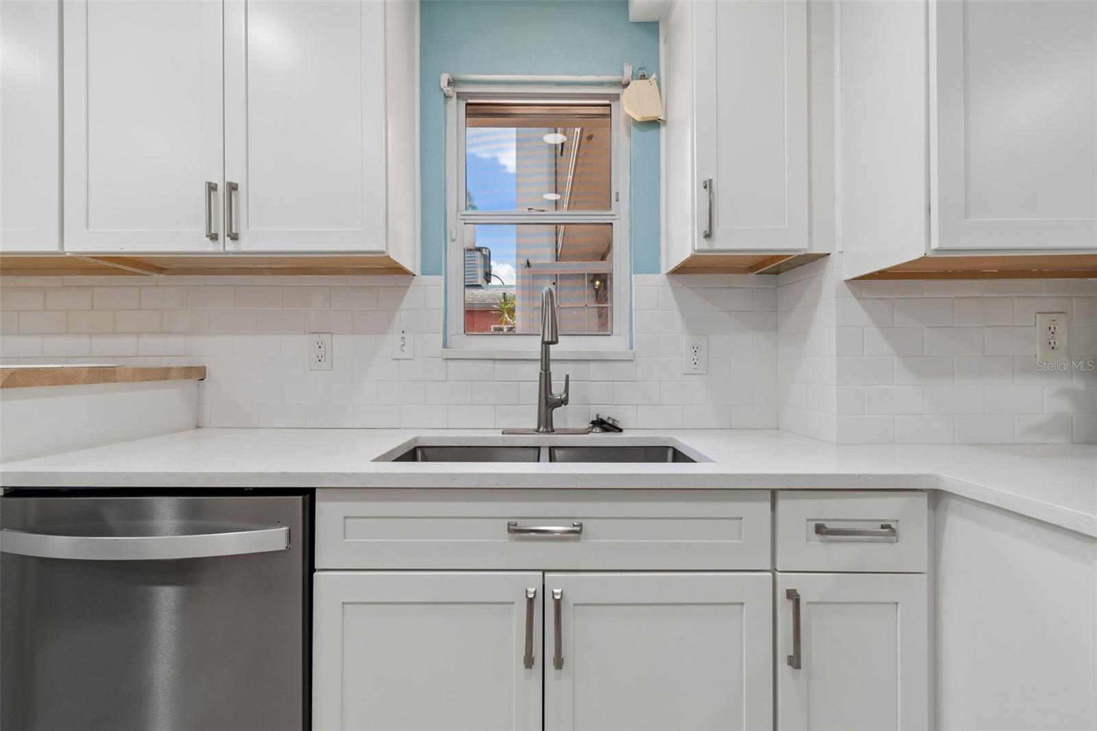 Image 12 of 38 For 105 Manhattan Avenue