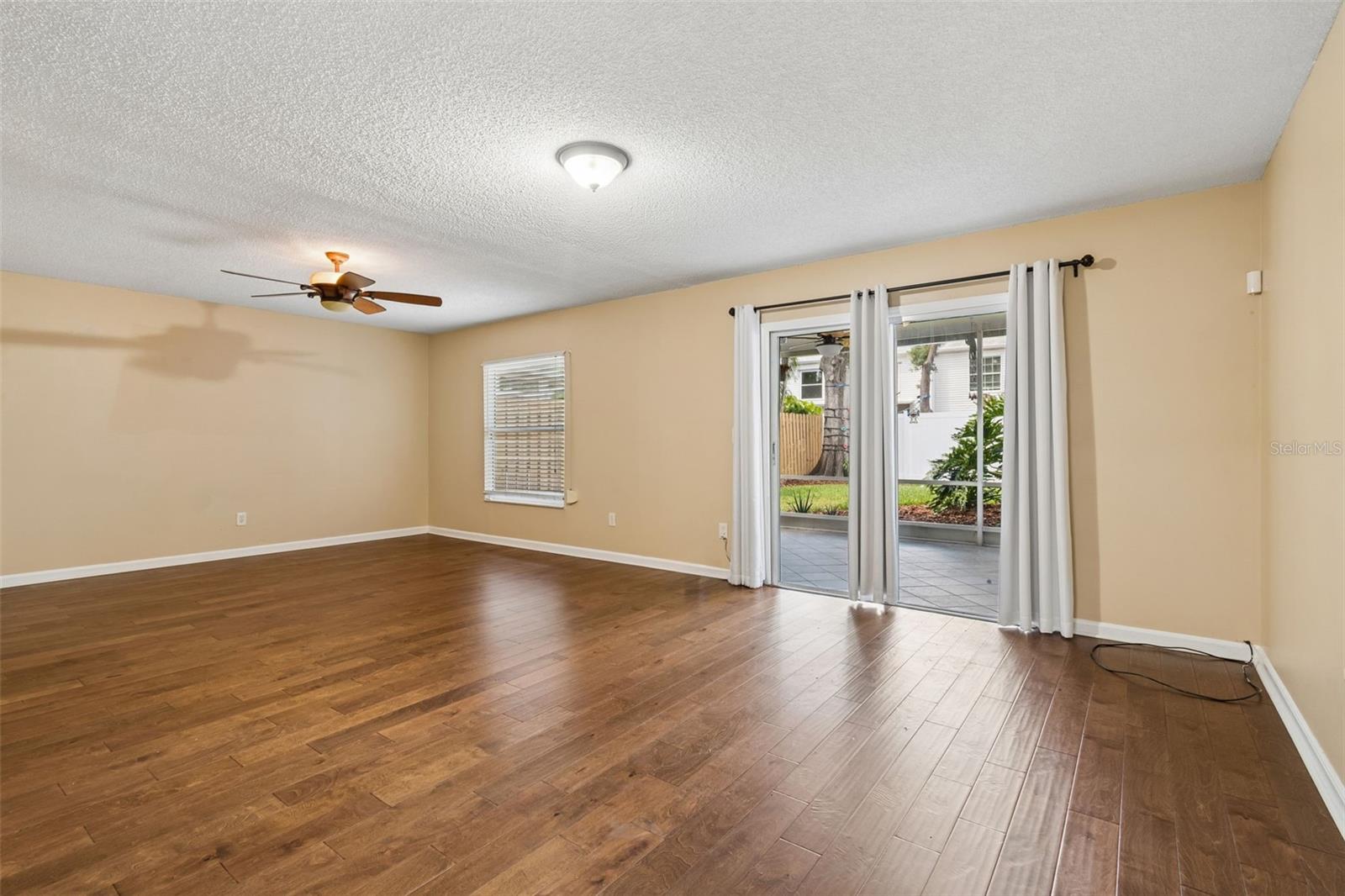 Image 16 of 38 For 105 Manhattan Avenue