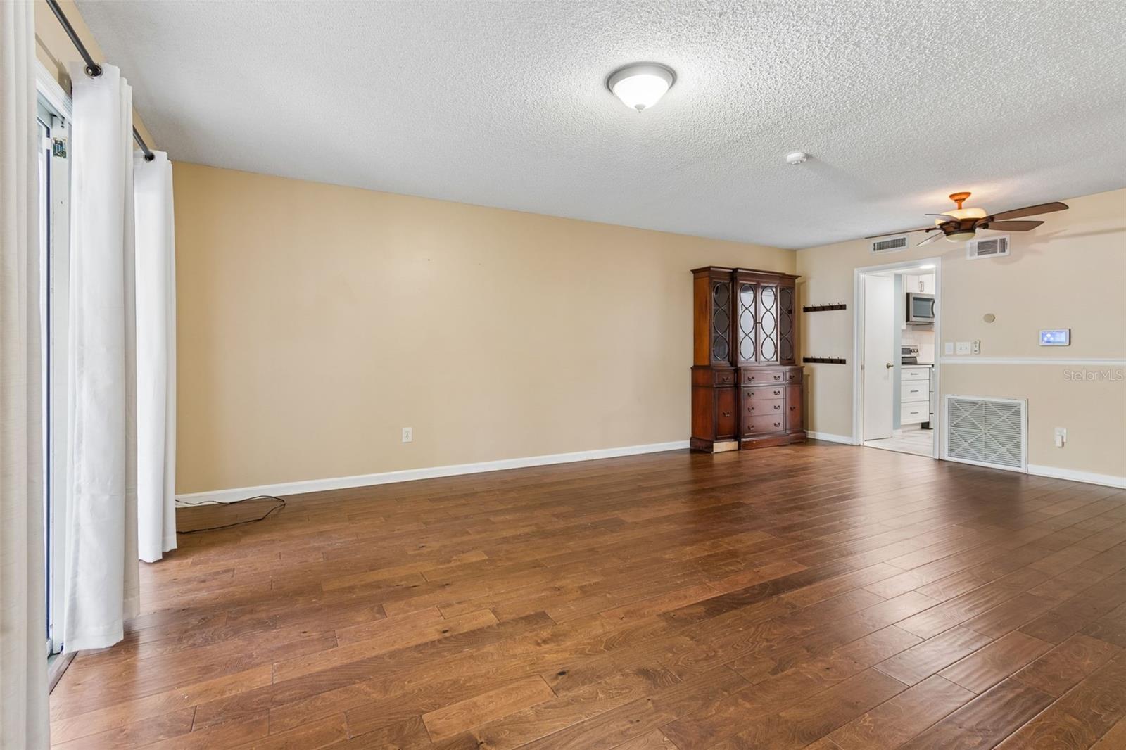 Image 17 of 38 For 105 Manhattan Avenue