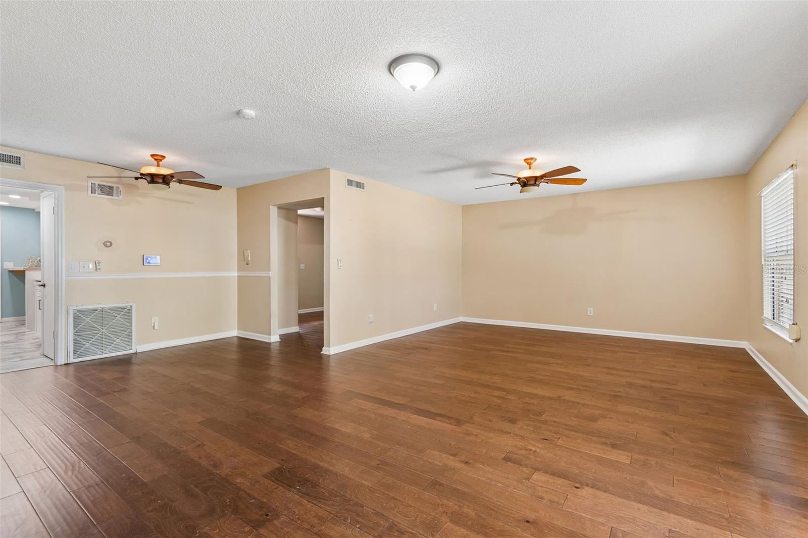 Image 18 of 38 For 105 Manhattan Avenue