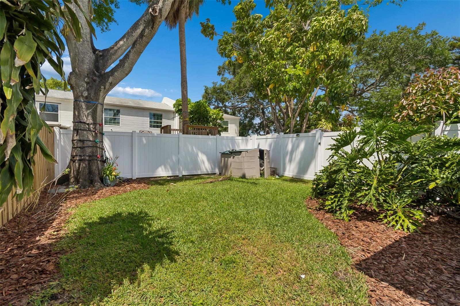 Image 22 of 38 For 105 Manhattan Avenue