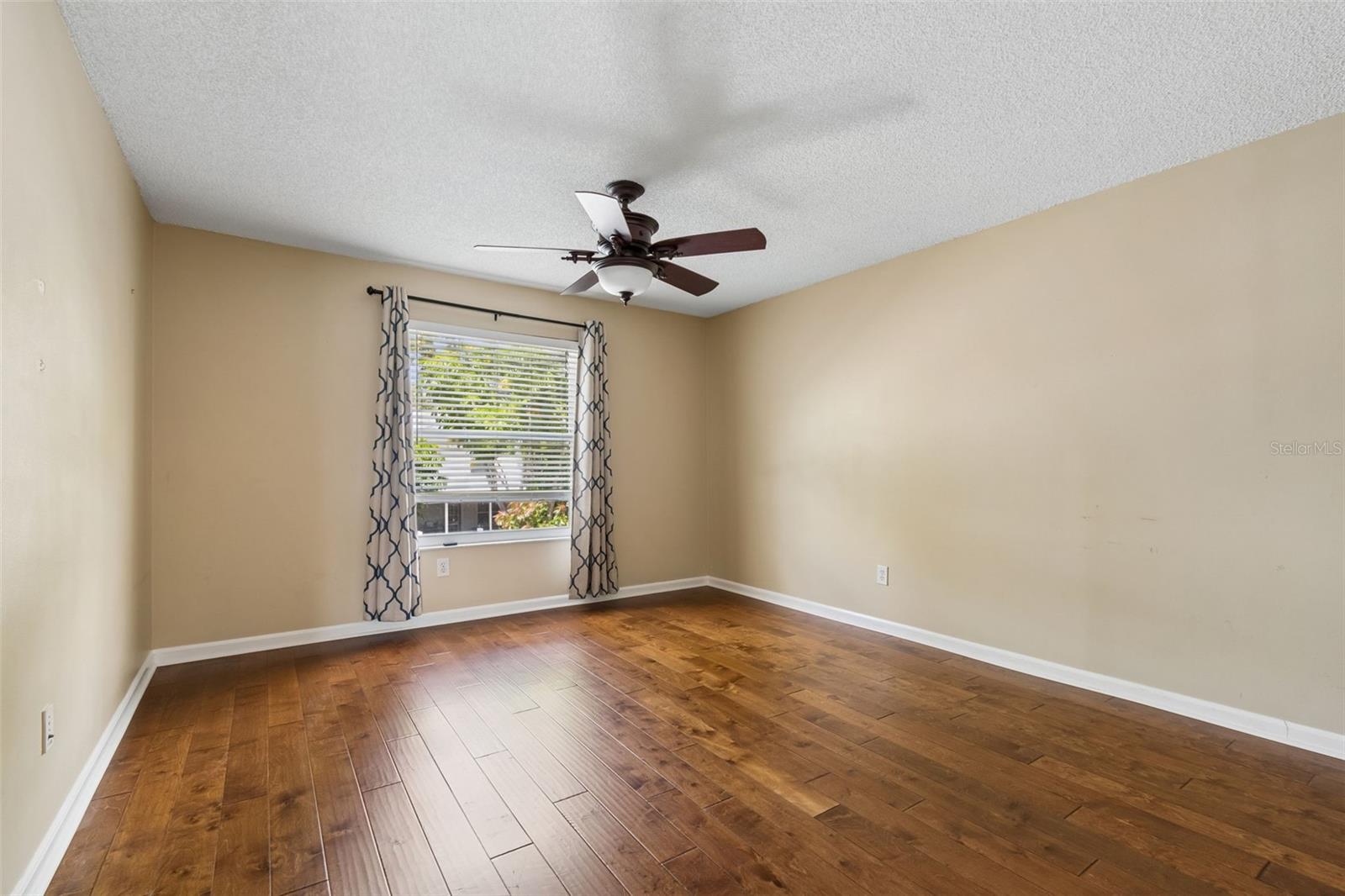 Image 24 of 38 For 105 Manhattan Avenue