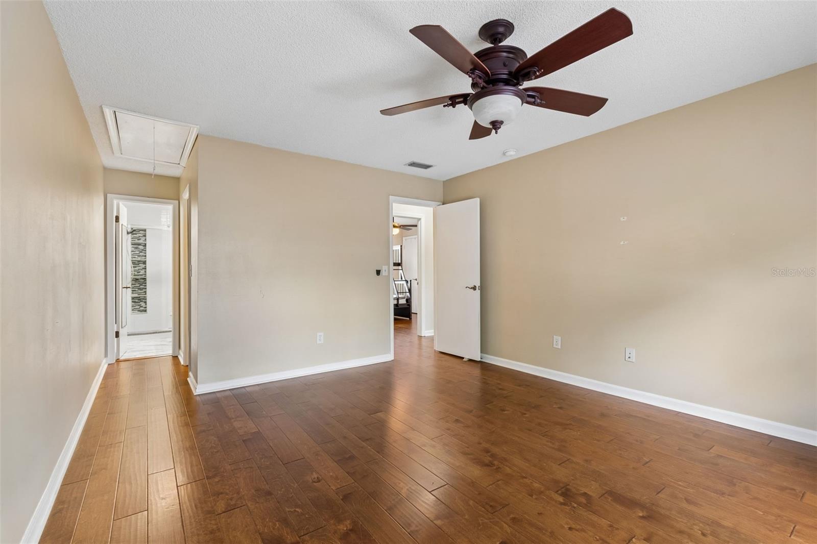 Image 25 of 38 For 105 Manhattan Avenue