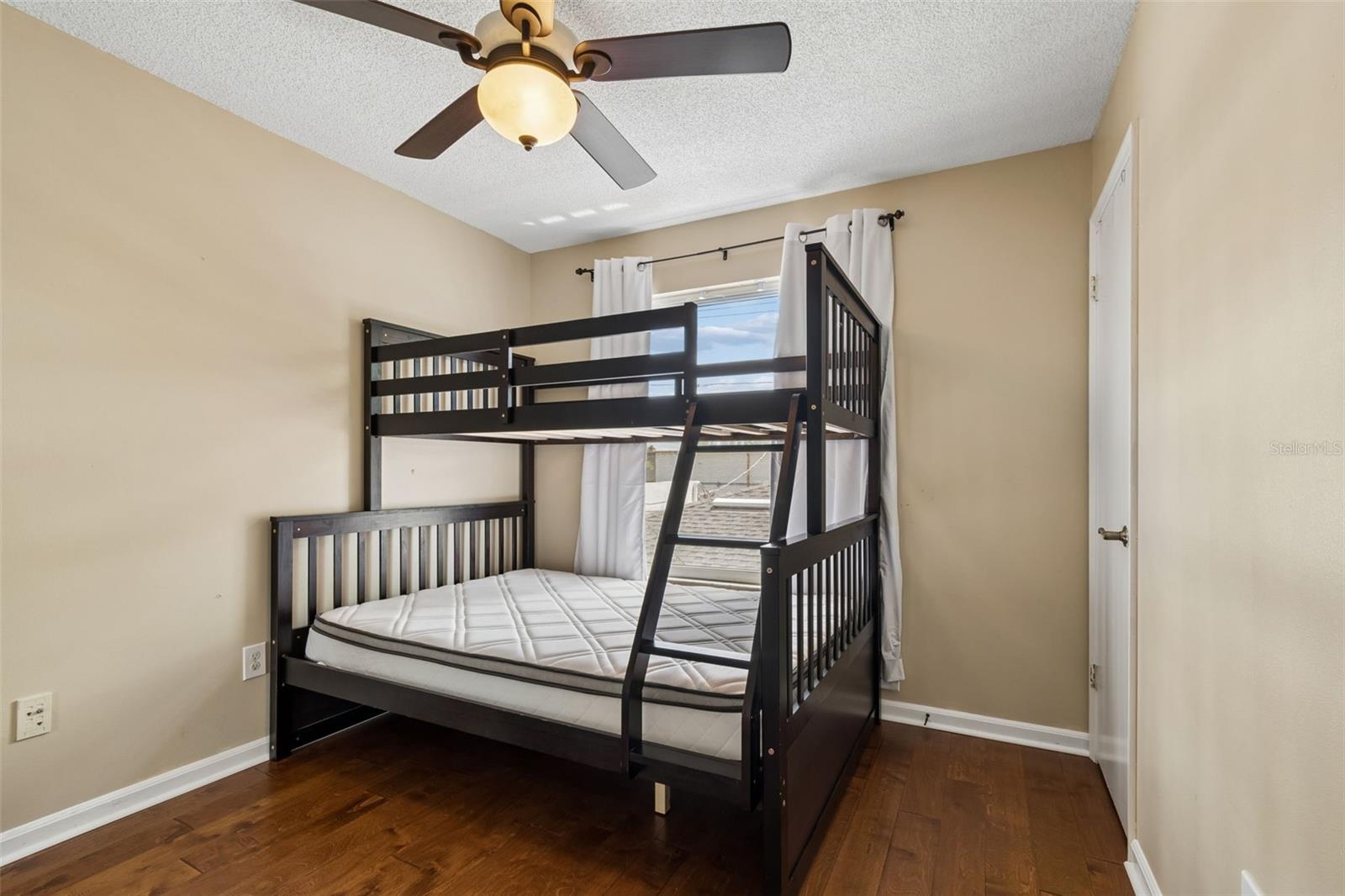 Image 30 of 38 For 105 Manhattan Avenue