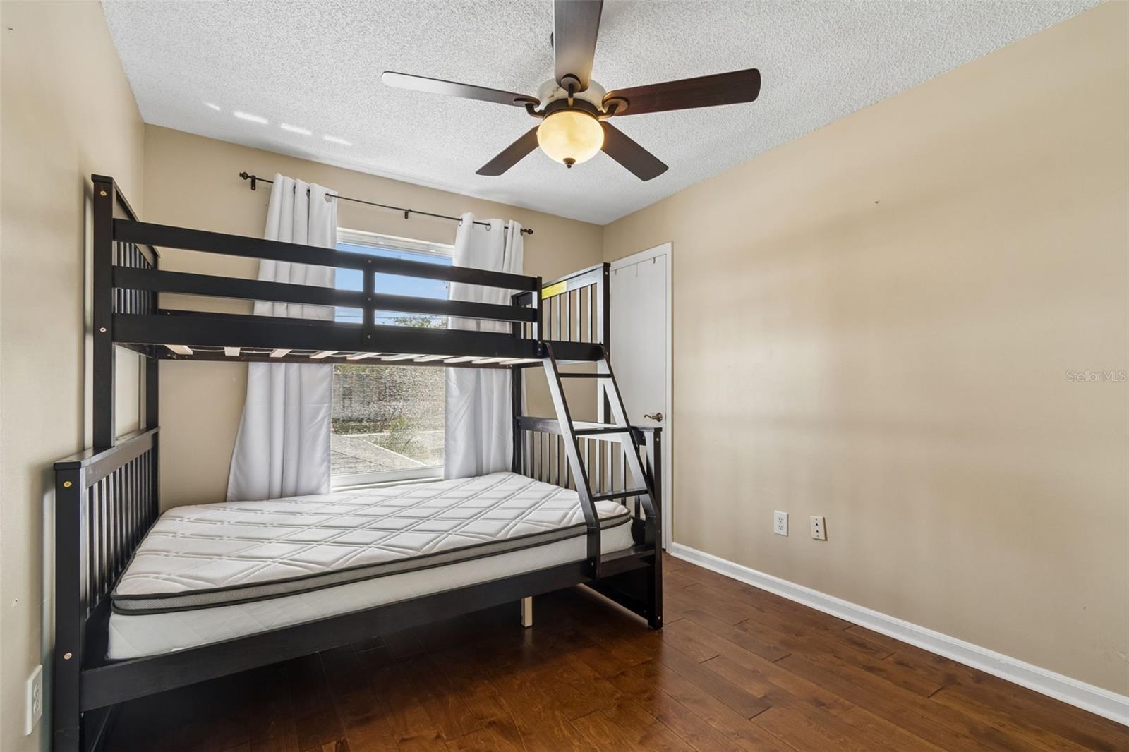 Image 31 of 38 For 105 Manhattan Avenue